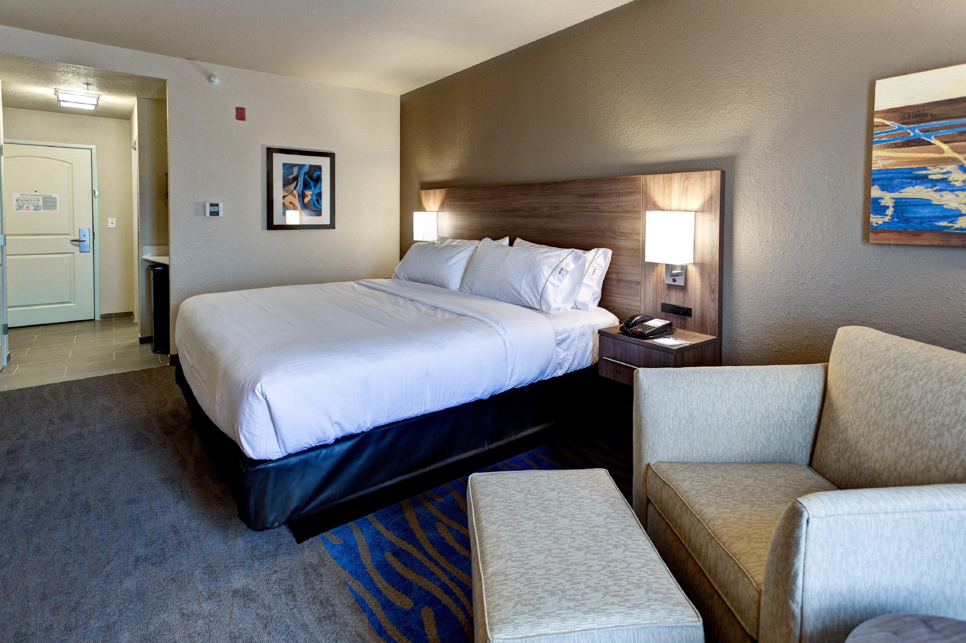 Holiday Inn Express & Suites Great Bend By Ihg Экстерьер фото