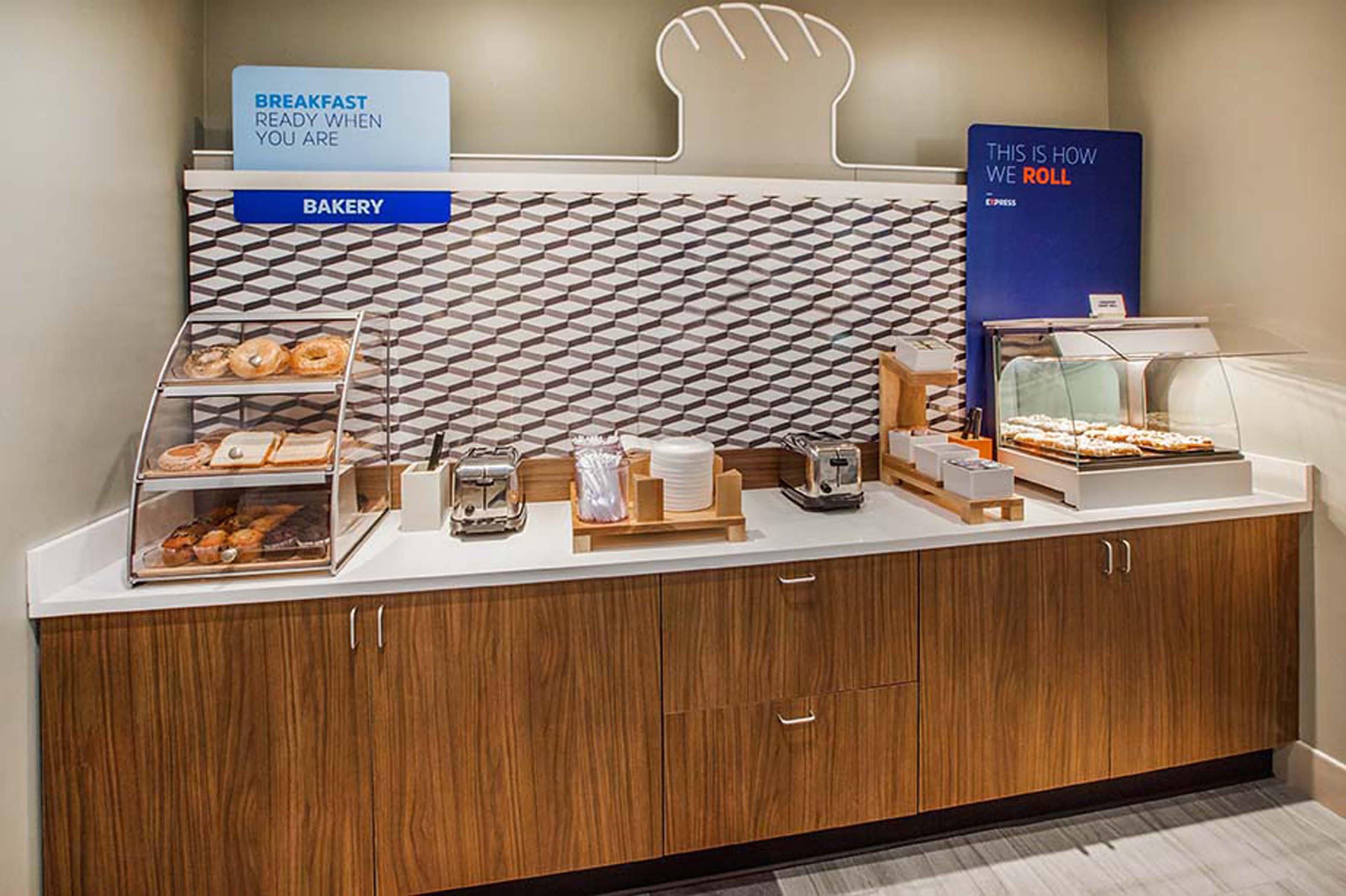 Holiday Inn Express & Suites Great Bend By Ihg Экстерьер фото